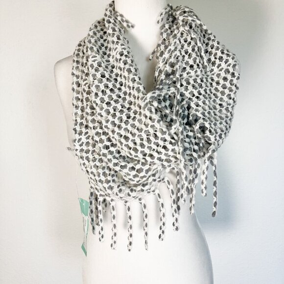 NWT Stitch Fix Scarf Octavia Beau Fringe Infinity - Picture 1 of 5